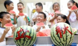 幼儿园小班吃瓜,小班萌娃欢乐吃瓜时光