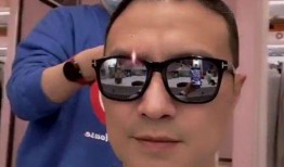 理发还得吃瓜,夏日休闲新风尚