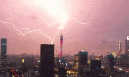 对着广州塔吃瓜,市民游客共享欢乐时光