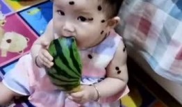 哥哥带妹妹吃瓜,温馨亲子时光