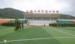 军训学姐跳舞吃瓜,青春活力满满一幕