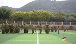 军训学姐跳舞吃瓜,青春活力满满一幕