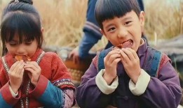 哥哥带妹妹吃瓜,温馨亲子时光