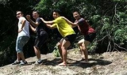 溪边吃瓜拍照,定格夏日美好时光