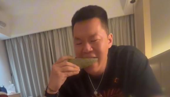 老公吃瓜的视频,揭秘娱乐圈幕后故事